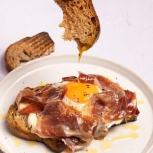Tostada de jamón y huevo
