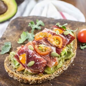 Tostada de aguacate y jamón
